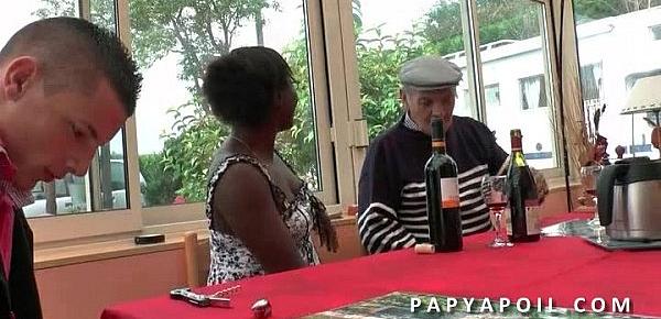  Papy baise une bonne black avec son jeune pote qui lui la sodomise grave